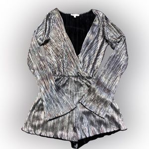 CHARLOTTE RUSSE SILVER WILD-SLEEVE MINI ROMPER // SIZE XS✨